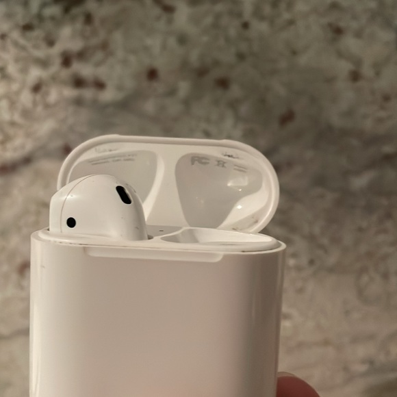 Apple AirPods 2nd Gen missing right AirPod so I am selling the left one and case - Picture 2 of 3